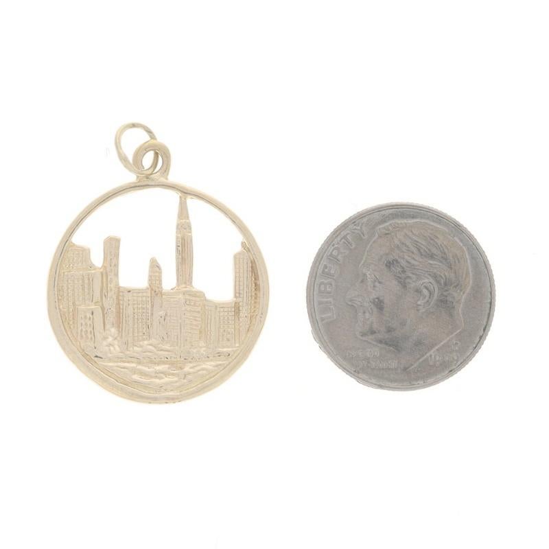 Donna Charm con skyline della città in oro giallo - 14k New York City, New York in vendita