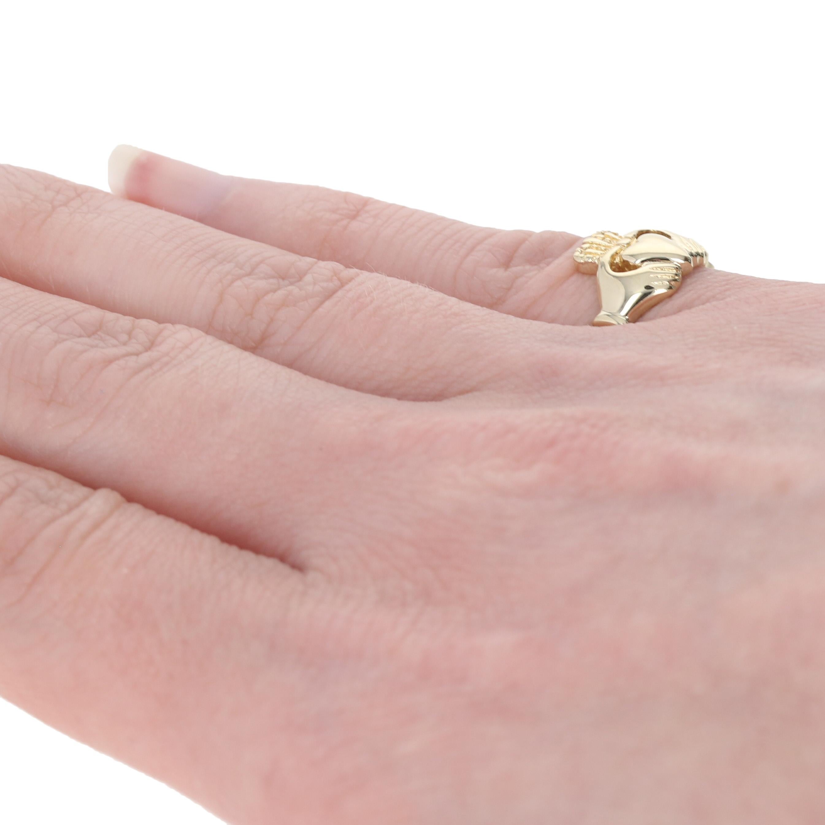 14k yellow gold pendant with white gold claddagh ring knot