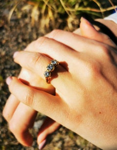 Gelbgold Klassischer Vintage-Dreisteinring mit weißem Diamant