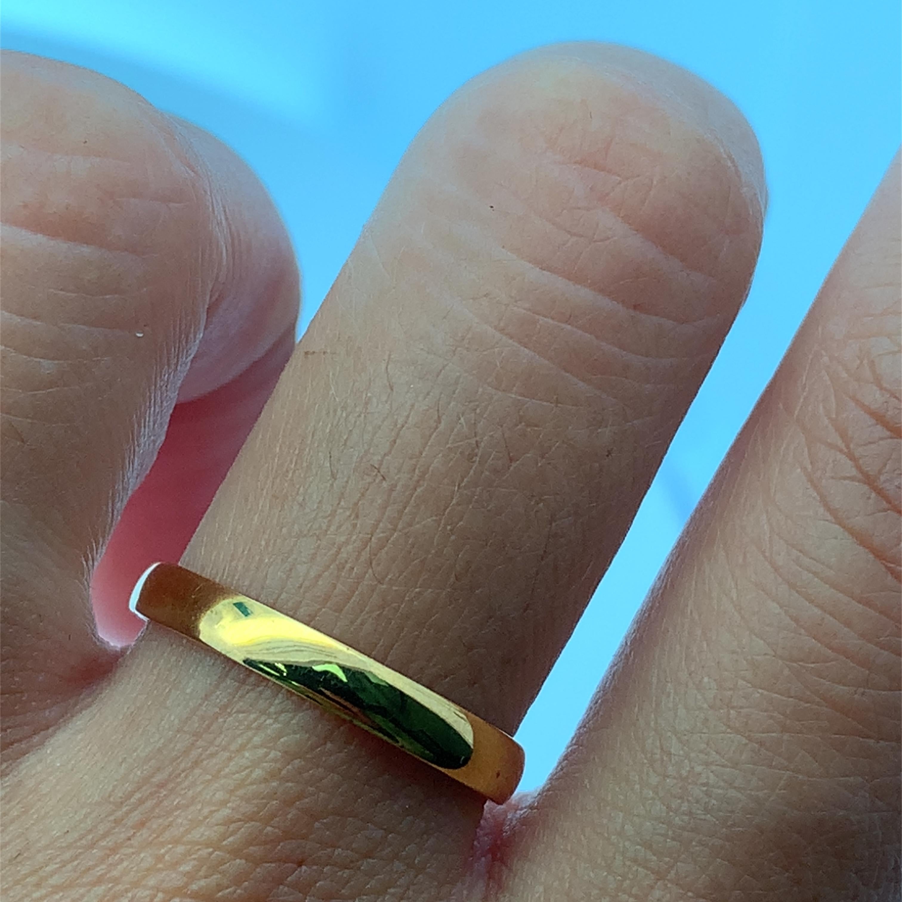 Questo classico anello a fascia è sapientemente realizzato in lucido oro giallo 9k. Il design minimalista dell'anello offre un fascino senza tempo, rendendolo una scelta ideale per l'uso quotidiano o come sofisticata fede nuziale. La sua calda