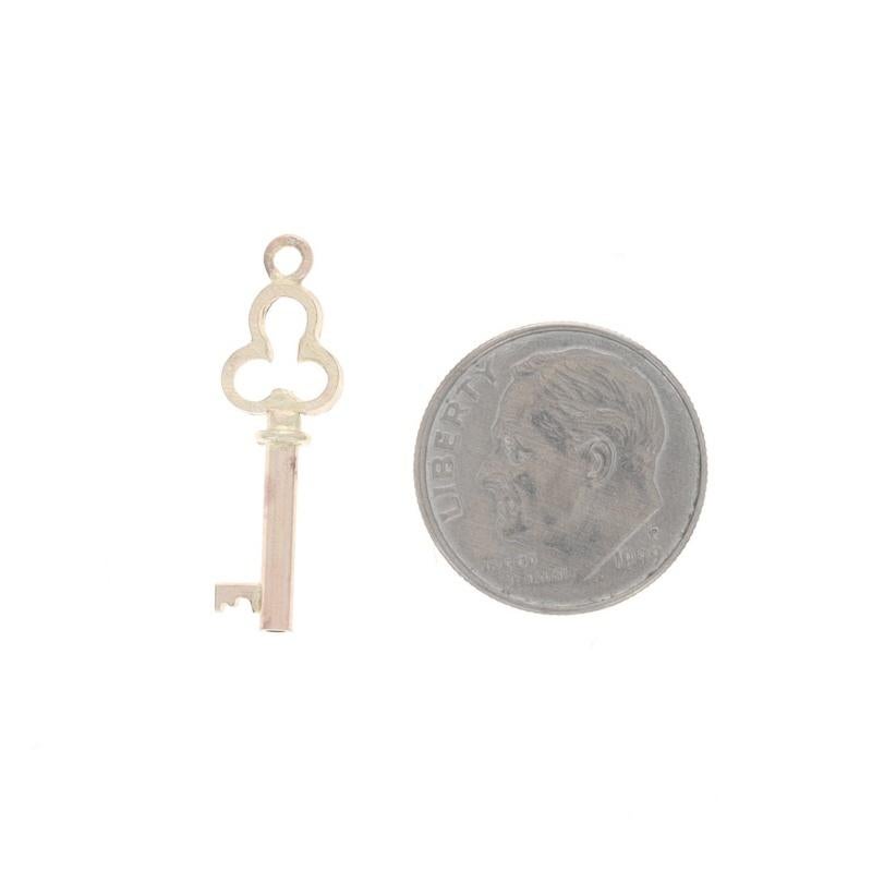 Donna Ciondolo con chiave scheletrica a forma di trifoglio in oro giallo - Charm d'amore 14k in vendita