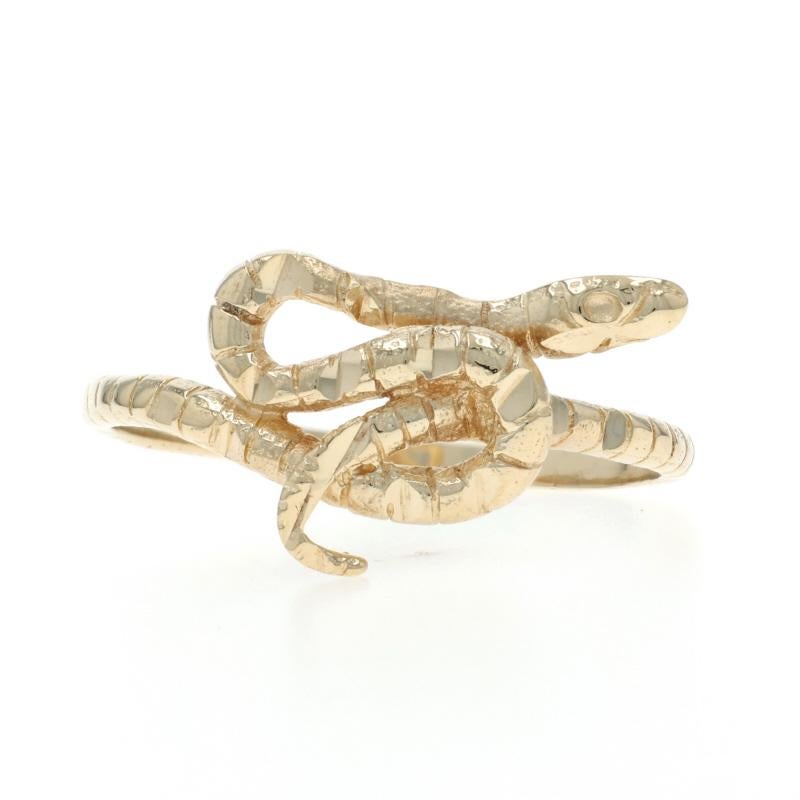 Taglia: 10 3/4
Costo della taglia: Up 2 taglie per $40 o Down 1 taglia per $40

Contenuto del metallo: Oro giallo 10k

Stile: Bypass dichiarativo
Tema: Serpente arrotolato, serpente
Caratteristiche: Dettagli incisi

Misure

Altezza della faccia (da