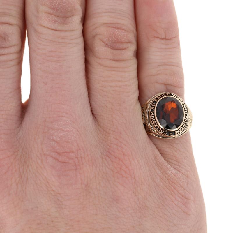 Gelbgold College of Mount Saint Vincent Klasse Ring, 14k Synthetisches Spinell im Zustand „Hervorragend“ in Greensboro, NC