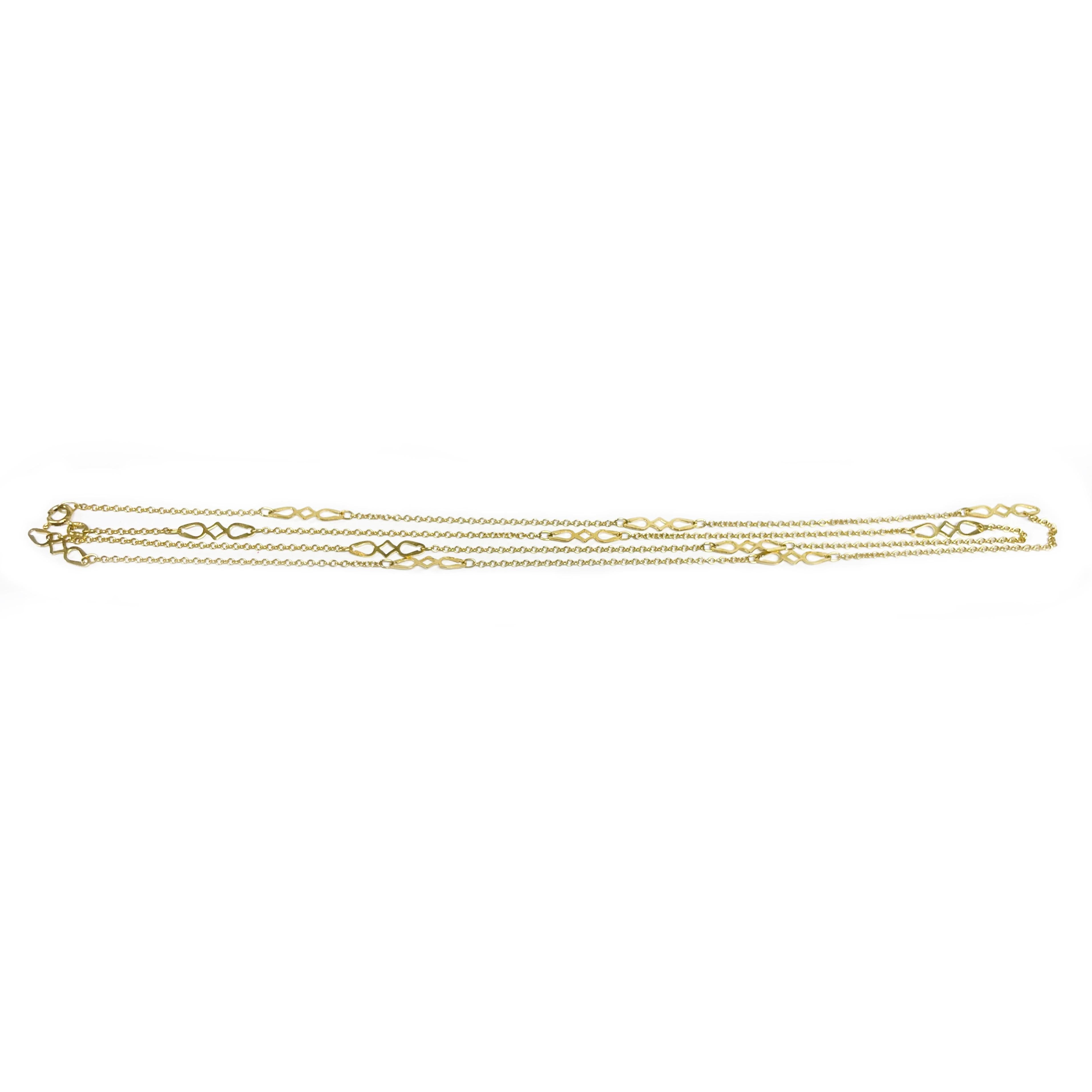 Questa elegante collana con connettore in oro giallo 18 carati presenta un design delicato ed elegante. Dotato di undici stazioni di connessione, ognuna delle quali misura 18 mm per 4,25 mm, aggiunge un tocco raffinato a qualsiasi abbigliamento. La