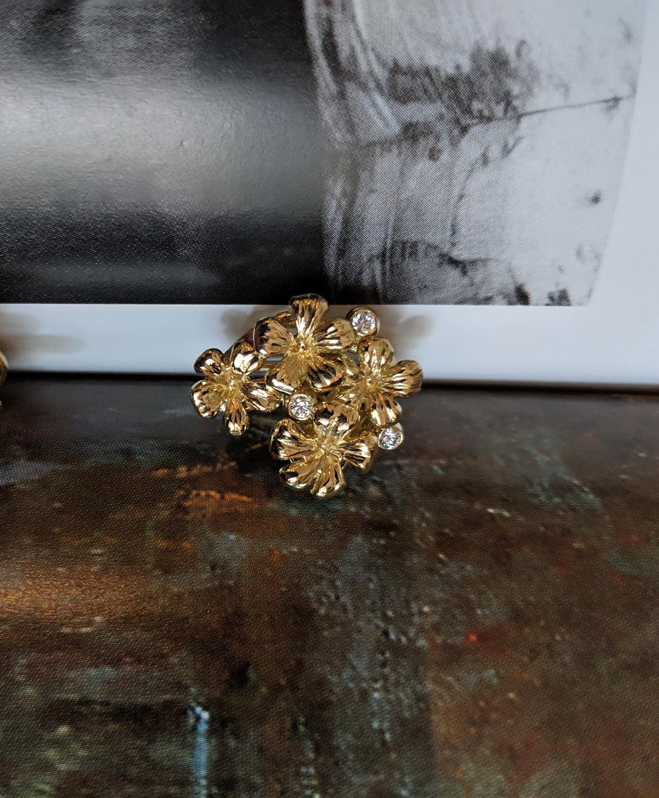 Die zeitgenössische Brosche Plum Blossom aus 14 Karat Gelbgold ist mit 5 runden Diamanten und einem Neonkupfer-tragenden Paraiba-Turmalin aus Afrika im Birnenschliff, 1,76 Karat, 10x6,6 mm, besetzt. Diese Schmuckkollektion wurde in den Zeitschriften