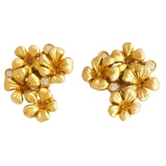 Clips d'oreilles contemporains en or jaune avec diamants de l'artiste