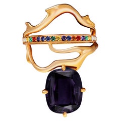 Anello cocktail dimensionale contemporaneo in oro giallo con zaffiri e smeraldi