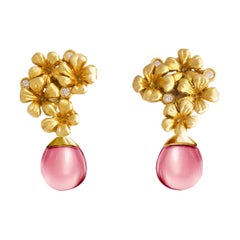 Boucles d'oreilles pendantes contemporaines en or jaune avec diamants ronds et quartz rose