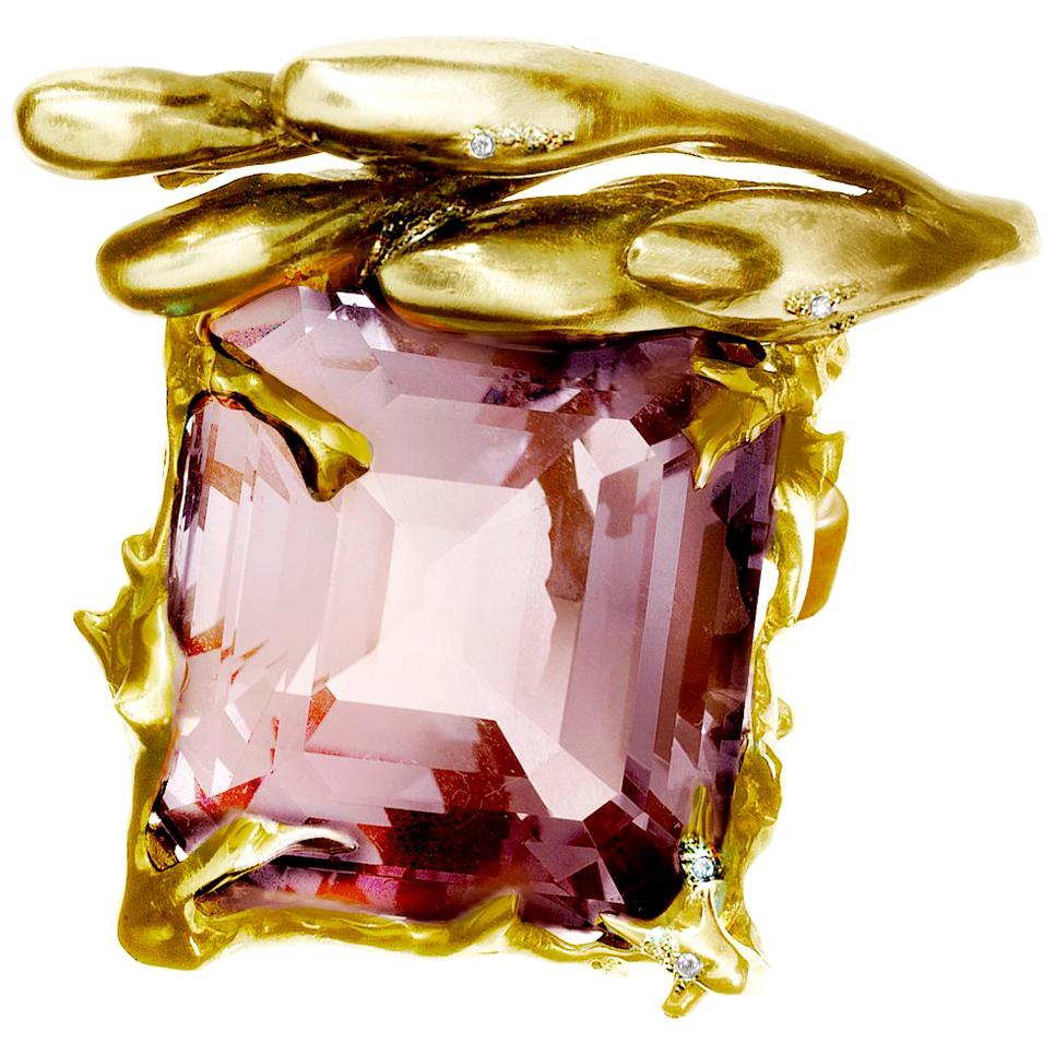 Anello di fidanzamento contemporaneo in oro giallo dell'artista con quarzo rosa e diamanti