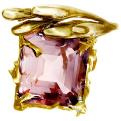 Anello di fidanzamento contemporaneo in oro giallo dell'artista con quarzo rosa e diamanti