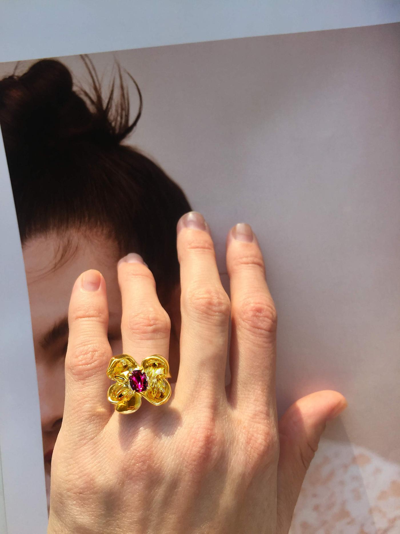 Collana contemporanea in oro giallo con ciondolo Magnolia e Spinello Berry in vendita 3
