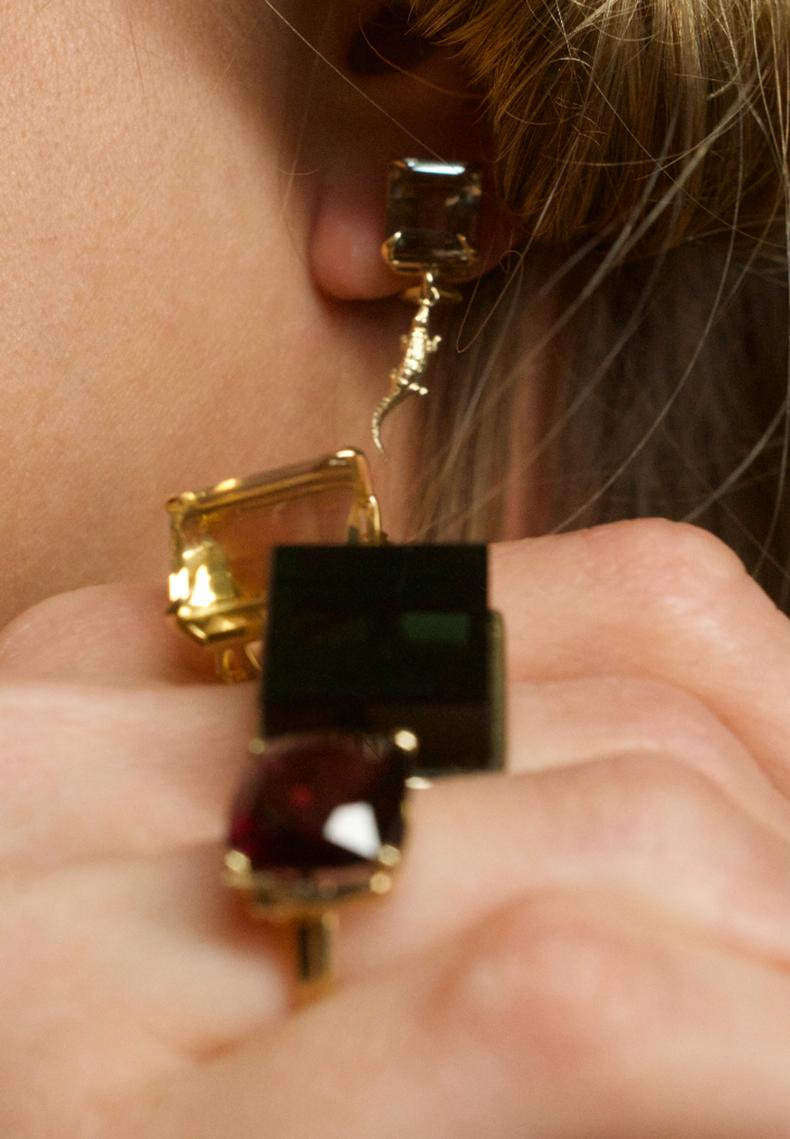 Yellow Gold Contemporary Stud Earrings with Light Green Quartzes For Sale 3