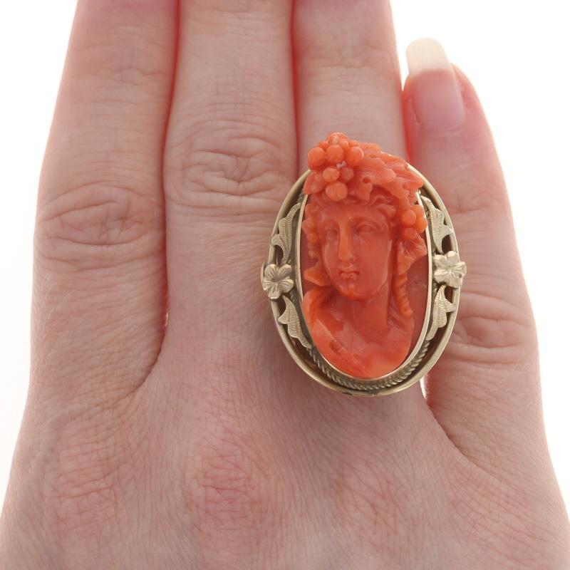 Taglio ovale Anello in oro giallo con cammeo di corallo d'epoca - 10k ad alto rilievo Sz 8 1/2 in vendita
