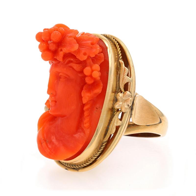 Anello in oro giallo con cammeo di corallo d'epoca - 10k ad alto rilievo Sz 8 1/2 In condizioni ottime in vendita a Greensboro, NC