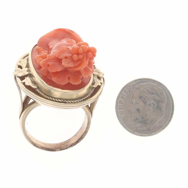 Anello in oro giallo con cammeo di corallo d'epoca - 10k ad alto rilievo Sz 8 1/2 in vendita 1