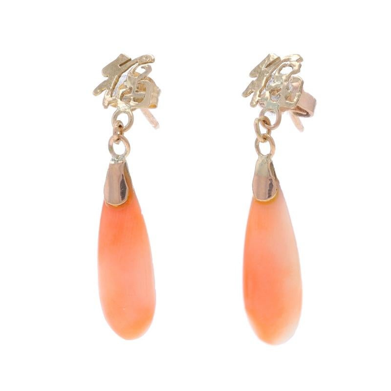 Taille ovale Pendants d'oreilles en or jaune 14 carats représentant le caractère de bonne chance chinois Fu en vente