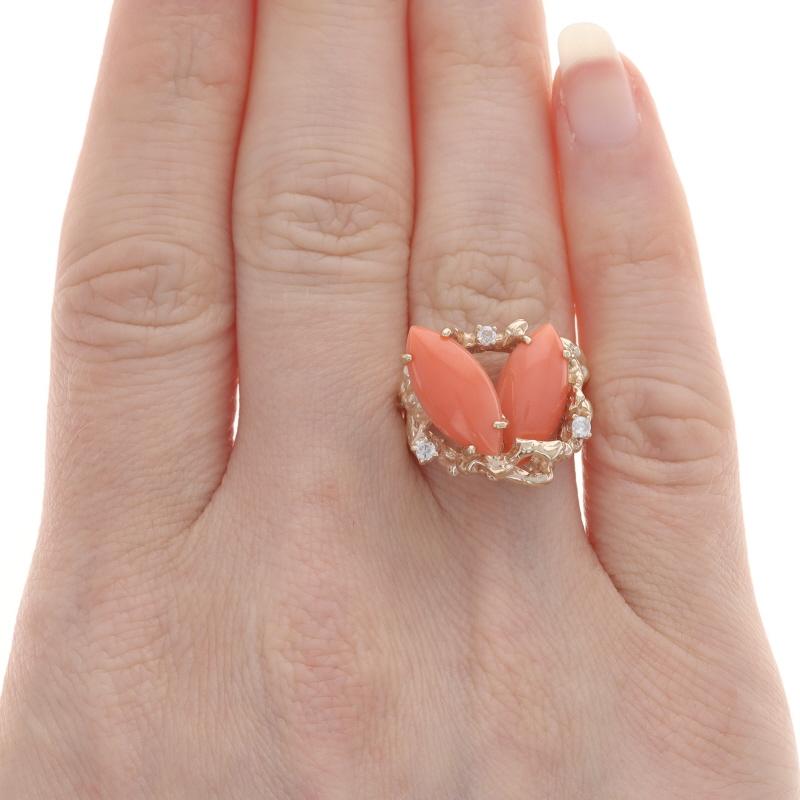 Taille Marquise Bague deux pierres en or jaune 14 carats avec corail et diamants cabochon marquise en vente