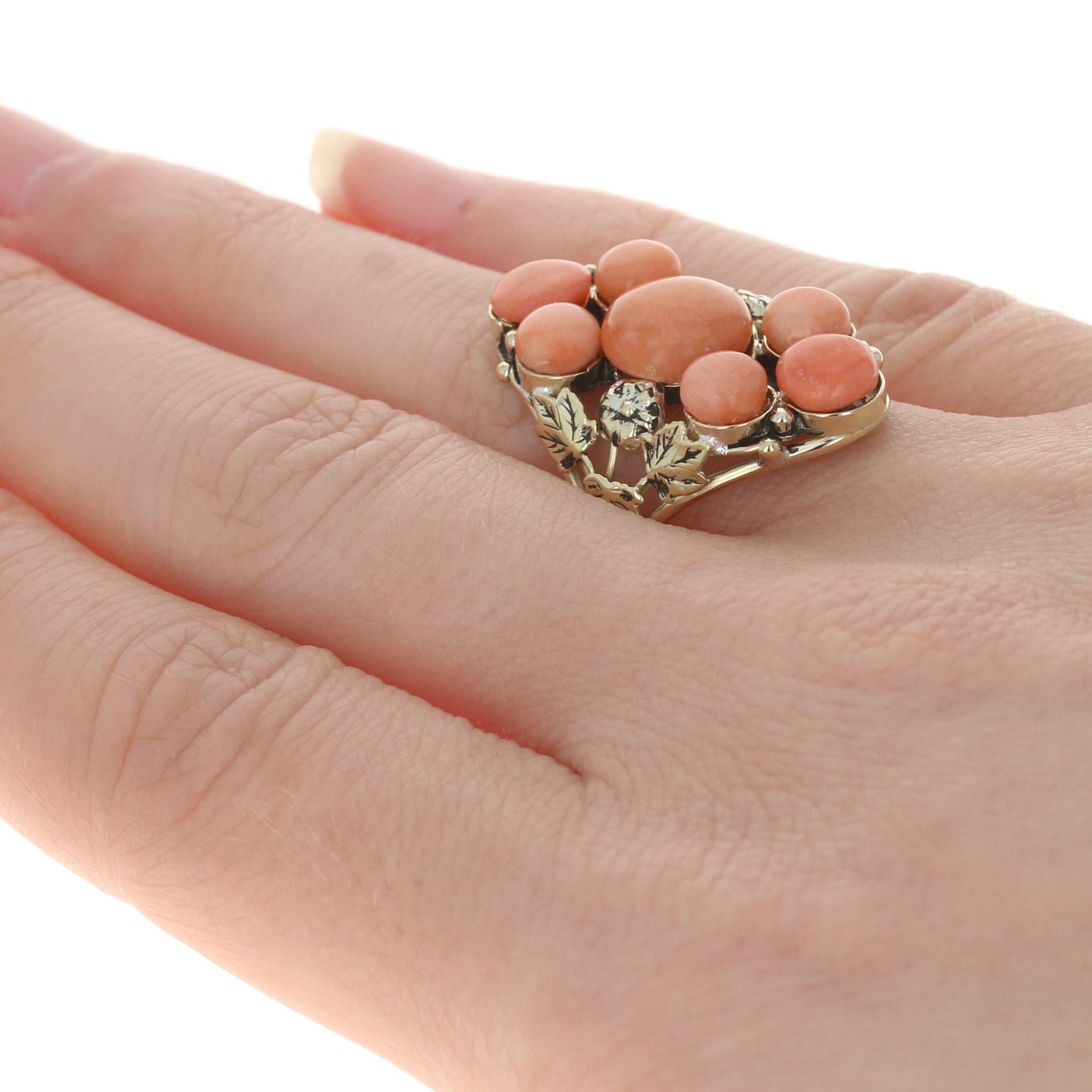 Bague cocktail grappe édouardienne en or jaune 14 carats à fleurs anciennes Excellent état - En vente à Greensboro, NC