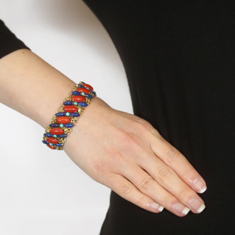 Metallgehalt: 14k Gelbgold

Informationen zu Stein

Natürliche Koralle
Schliff: Ovaler Cabochon
Farbe: Orangerot

Natürlicher Lapislazuli
Schliff: Marquise Cabochon
Farbe: Blau

Naturtürkis
Behandlung: Routinemäßig verbessert
Schliff: Runder