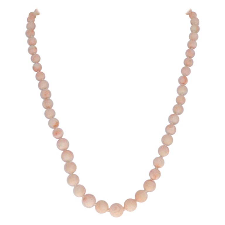 Collar de Coral de Oro Amarillo, Filamento de Nudos Graduados de 14k en venta