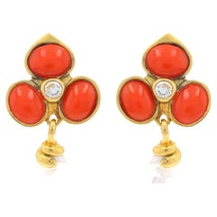 Boucles d'oreilles corail et perles en or jaune - Boucles d'oreilles trèfle et serpent en or jaune avec pampilles pendantes