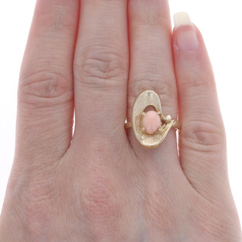Anillo Solitario de Coral en Oro Amarillo - Cabujón Ovalado 14k Corte oval en venta