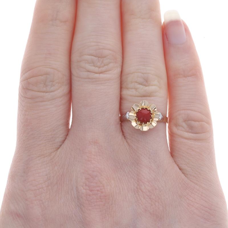 Round Cut Yellow Gold Coral Solitaire Ring - 18k Round Cabochon Flower For Sale