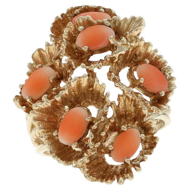 Anello da cocktail in oro giallo con corallo vintage a grappolo - 10k Oval Cabochon Floral