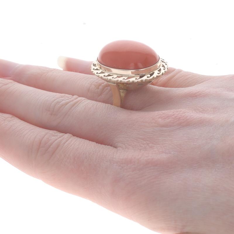 Women's Yellow Gold Coral Vintage Cocktail Solitaire Ring - 14k Oval Cabochon For Sale