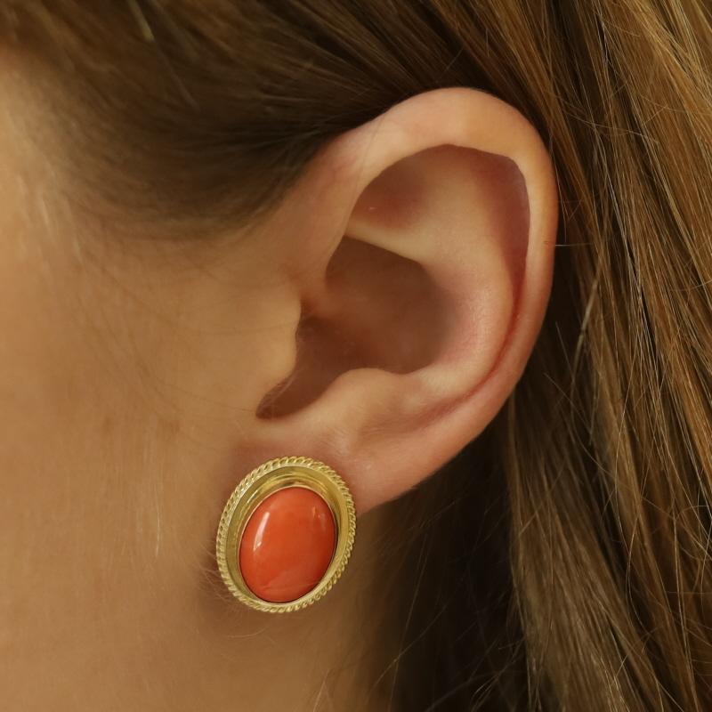 Gelbgold Koralle Vintage Große Ohrstecker - 18k Oval Cabochon durchbohrt im Zustand „Hervorragend“ im Angebot in Greensboro, NC