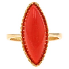 Anello da cocktail con solitario vintage in corallo d
oro giallo 14k con cabochon marquise
