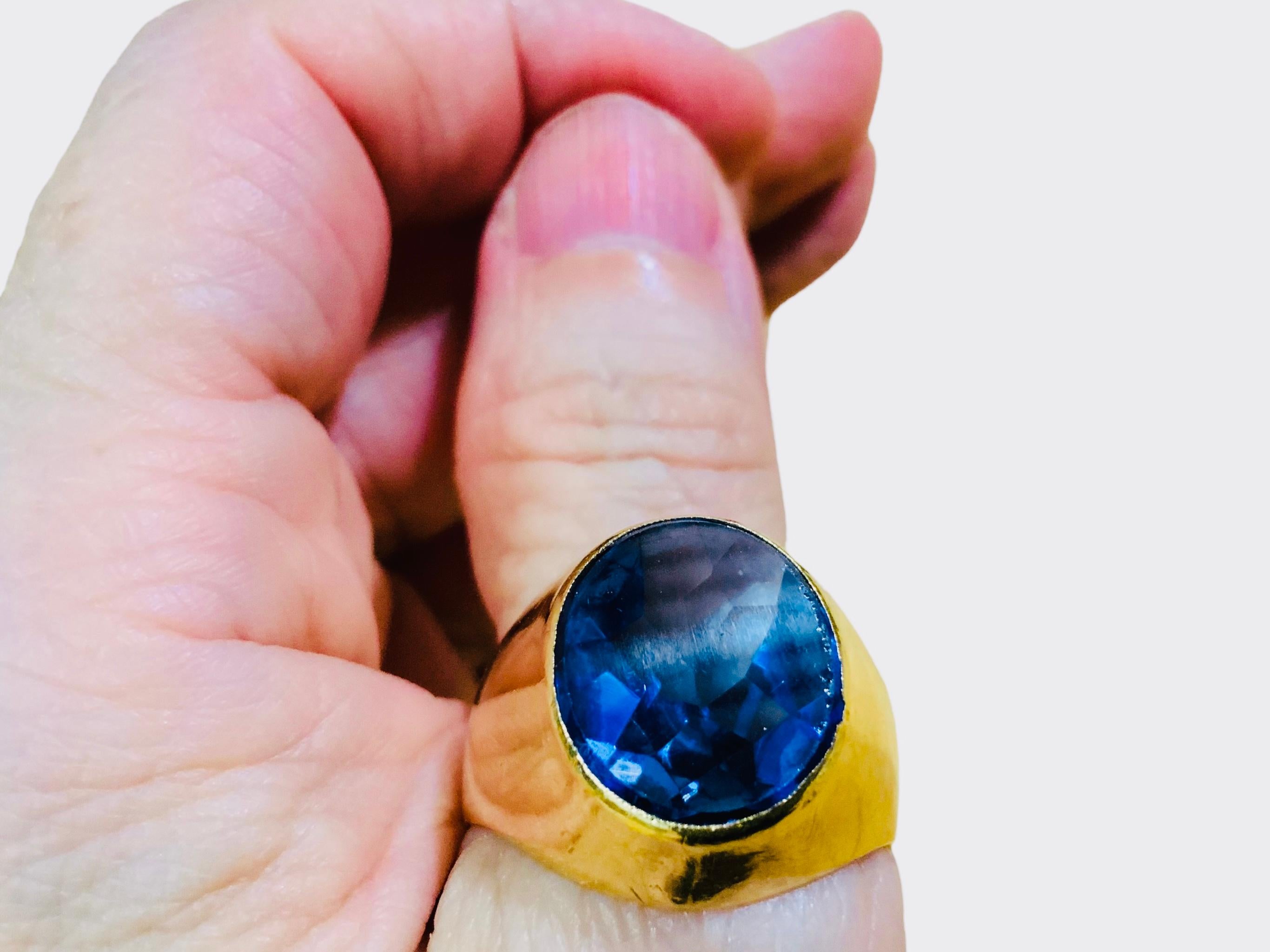 Yellow  Gold Corundum Blue Sapphire Signet Ring In Good Condition For Sale In Guaynabo, PR
