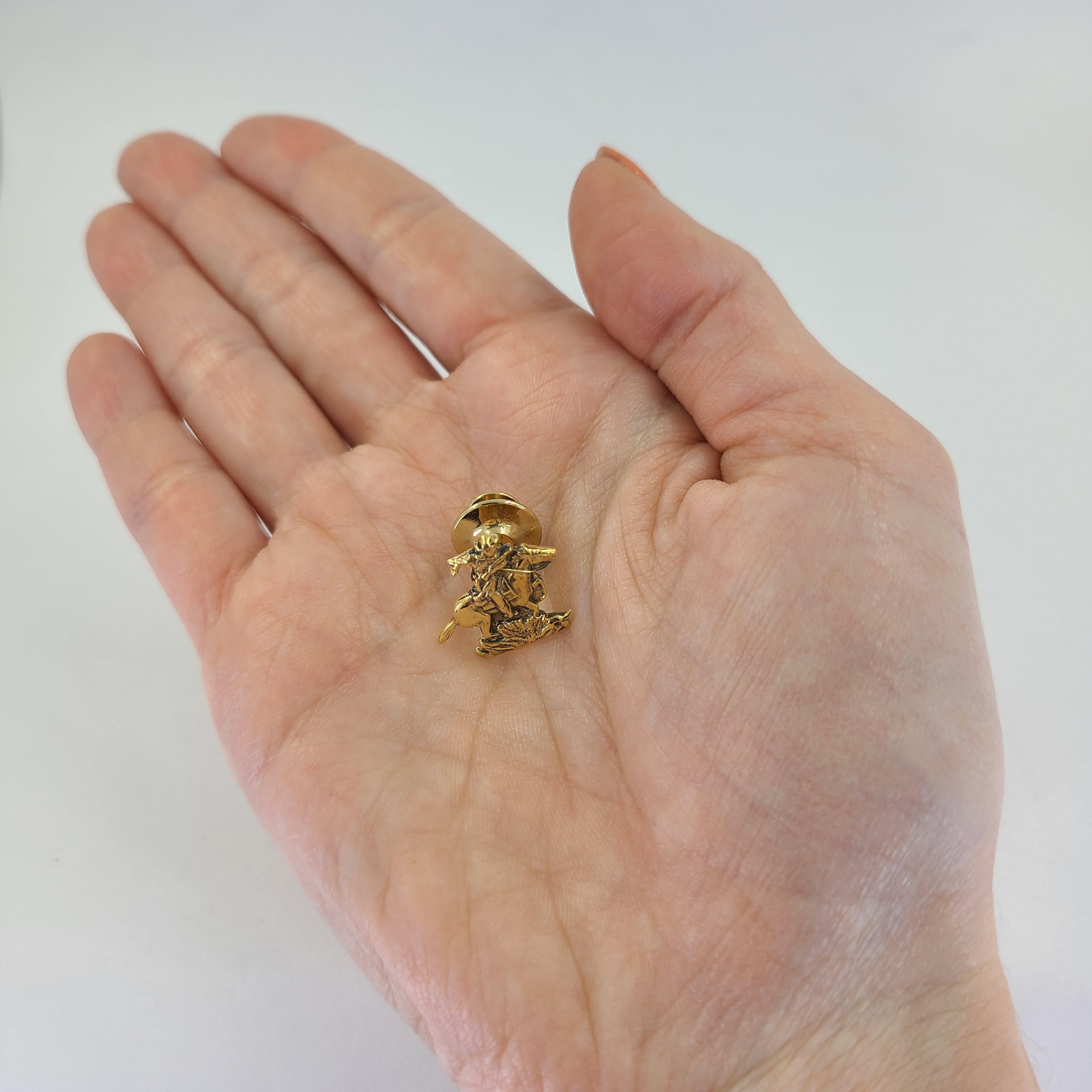 Spilla da cowboy in oro giallo 14 carati con cavaliere armato a cavallo. Include il retro. Il peso finito è di 2,5 grammi. Lunghezza 0,63 pollici. Due disponibili, possono essere indossati come gemelli.