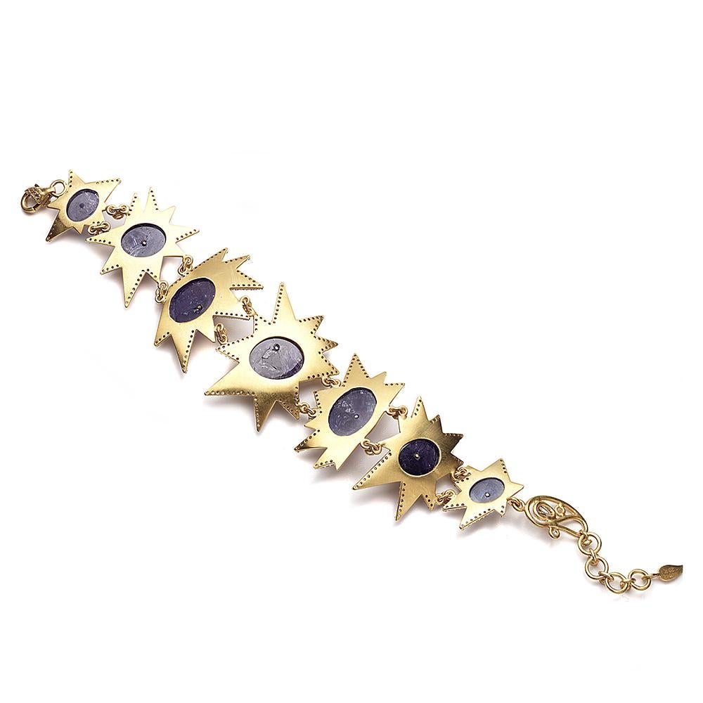Sagrada-Halbmond-Armband mit 39,76 Karat Tansanit und 4,12 Karat Diamanten. Diese Kollektion ist auch unter dem Namen Passion Collection bekannt und wurde von der Passionsfassade der Sagrada Familia mit ihrem farbenfrohen Glas inspiriert.