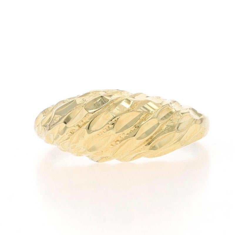 Größe: 6 3/4
Gebühr für Größenanpassung: Up 3 Größen für $35 oder Down 2 Größen für $35

Metallgehalt: 14k Gelbgold

Stil: Halbmond-Kuppel Statement
Merkmale: Geätzte Detaillierung

Messungen

Höhe der Oberfläche (von Norden nach Süden): 5/16