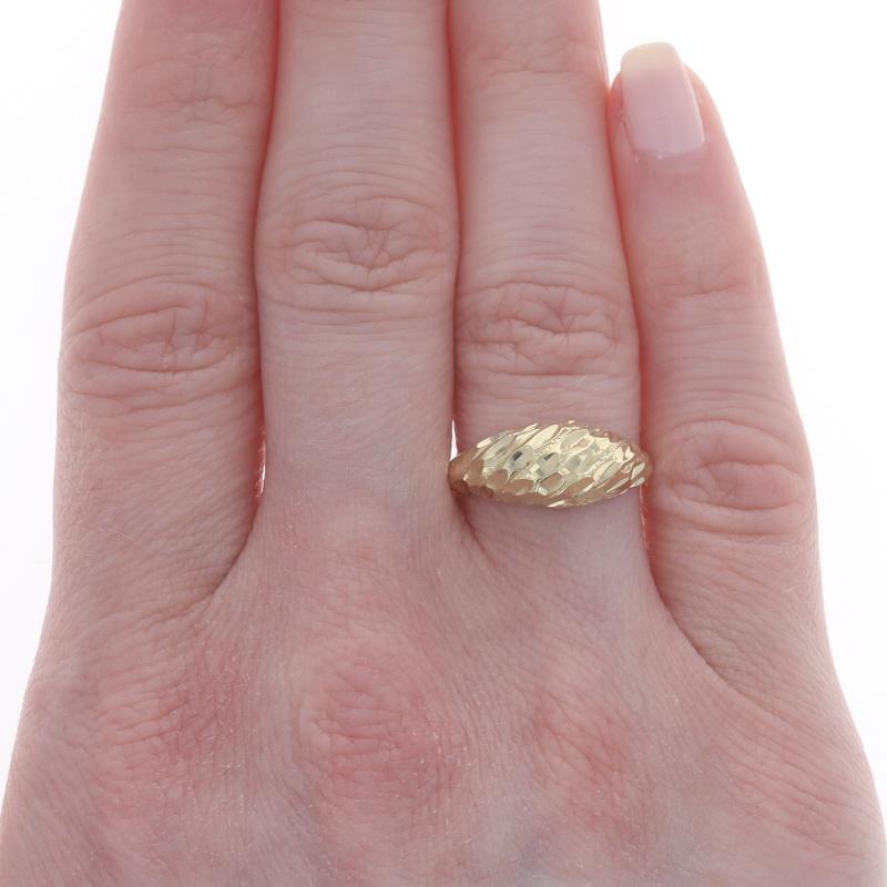 Bague en or jaune avec dôme en forme de croissant - 14k gravé Excellent état - En vente à Greensboro, NC