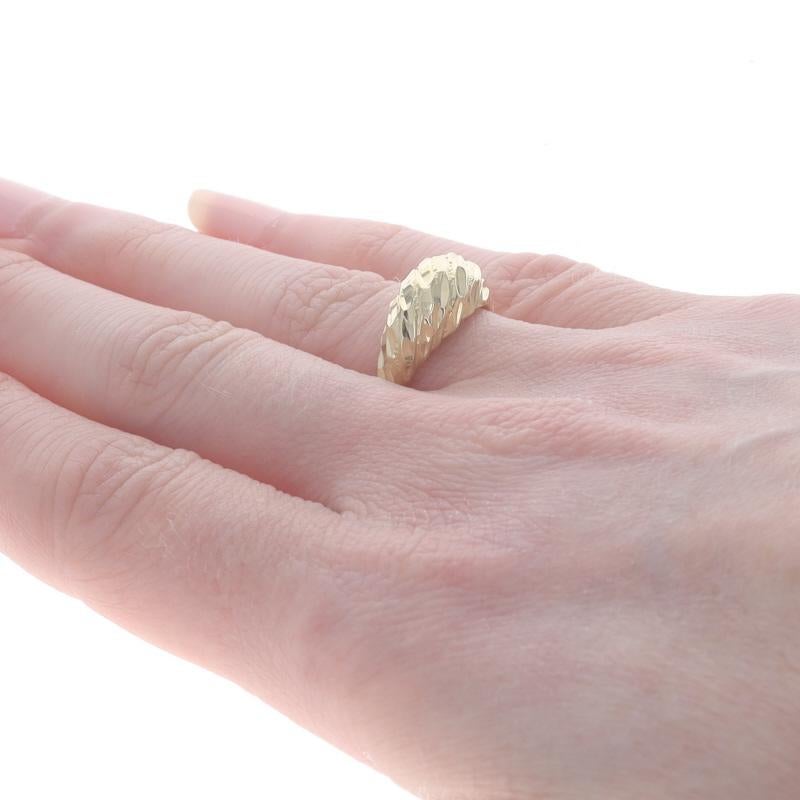 Bague en or jaune avec dôme en forme de croissant - 14k gravé en vente 1