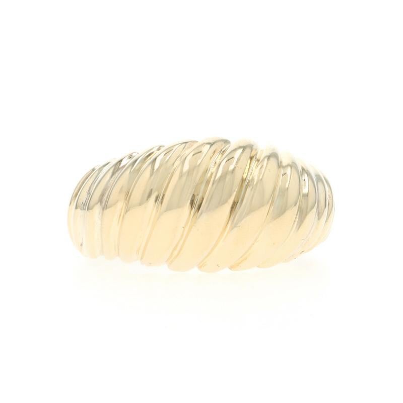 Taille : 7 1/4
Frais de taille : Up&Up 2 tailles pour $40 ou Down 1 taille pour $40

Contenu du métal : Or jaune 14k

Style : En forme de dôme
Thème : Croissant de vague, nervuré

Mesures

Hauteur de la face (du nord au sud) : 13/32