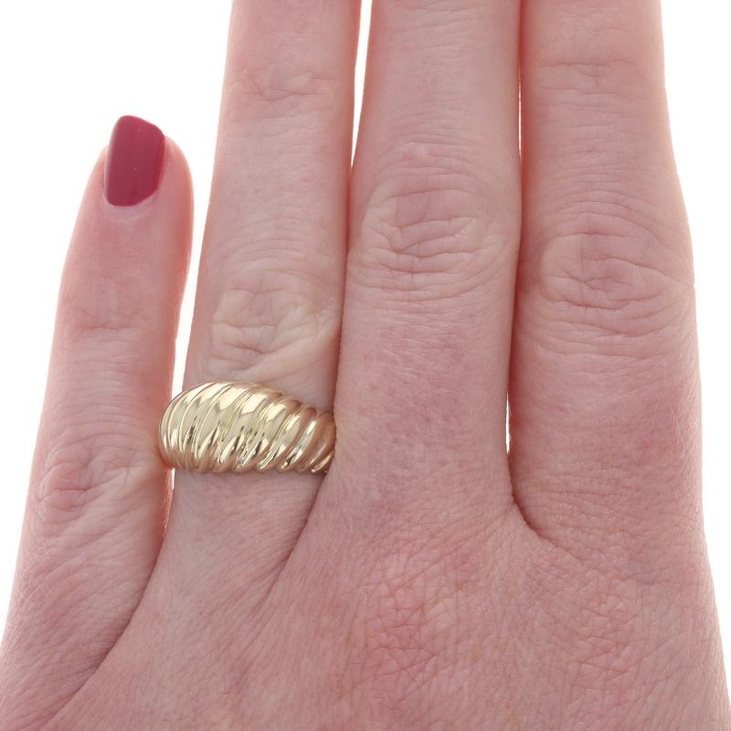 Bague en or jaune avec anneau en forme de croissant de lune 14k et côtes Excellent état - En vente à Greensboro, NC