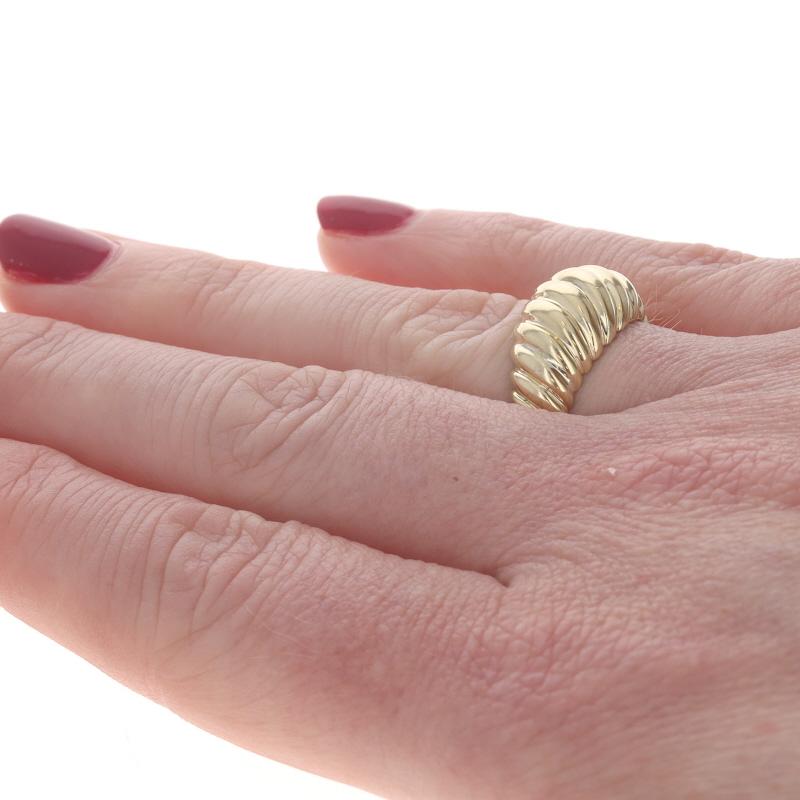 Bague en or jaune avec anneau en forme de croissant de lune 14k et côtes Pour femmes en vente