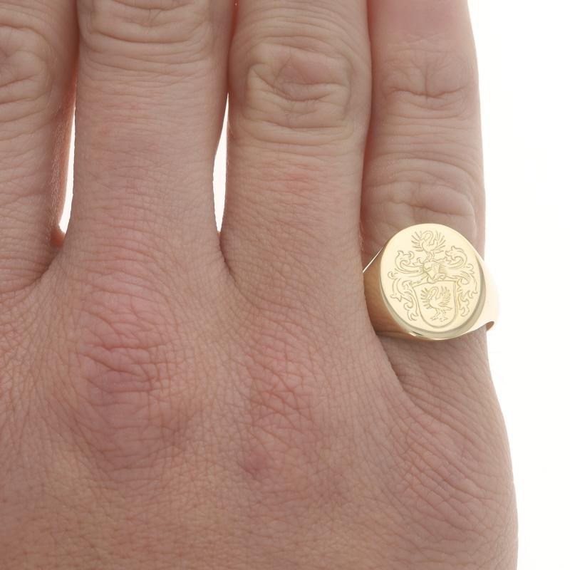 Yellow Gold Crest Signet Men's Ring - 18k Coat of Arms In Excellent Condition For Sale In Greensboro, NC