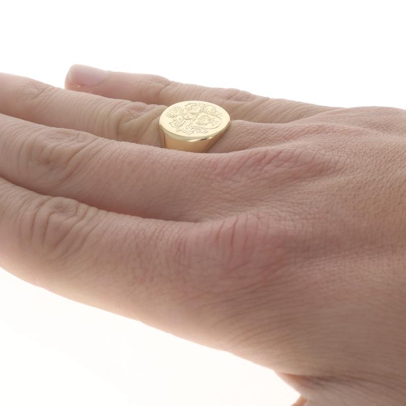 Yellow Gold Crest Signet Men's Ring - 18k Coat of Arms For Sale 2