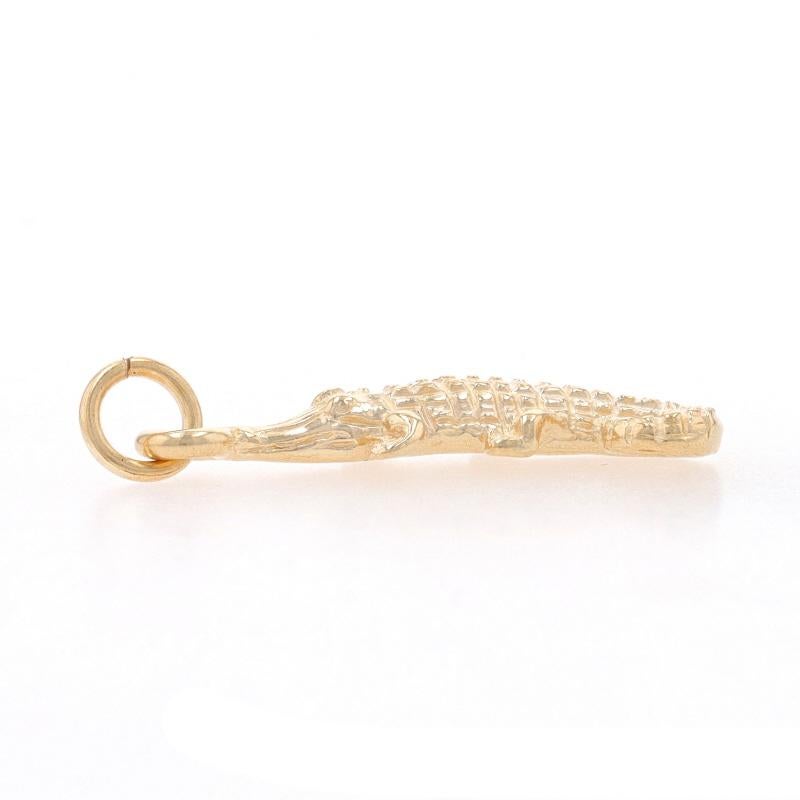Yellow Gold Crocodile Charm - 14k Reptile In Excellent Condition For Sale In Greensboro, NC