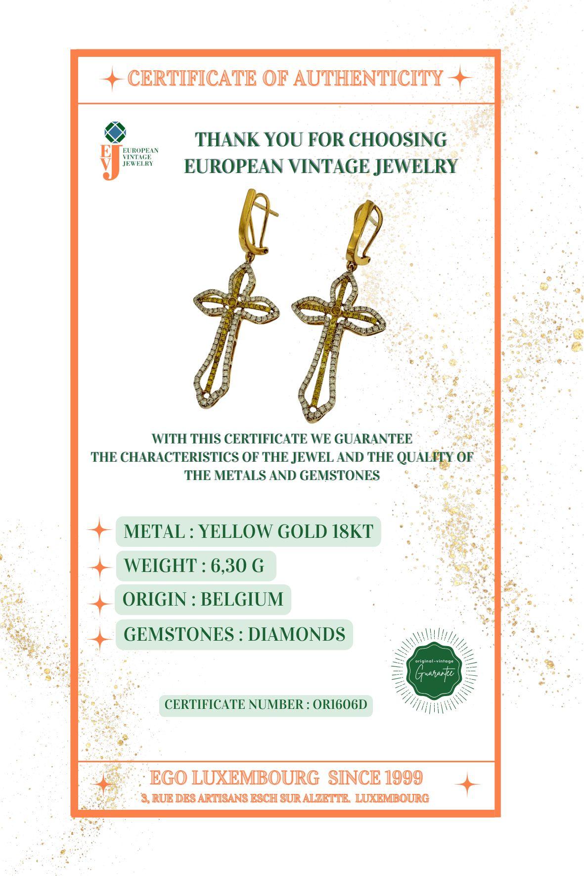 Orecchini a croce in oro giallo con diamanti Nature bianchi e gialli in vendita 3