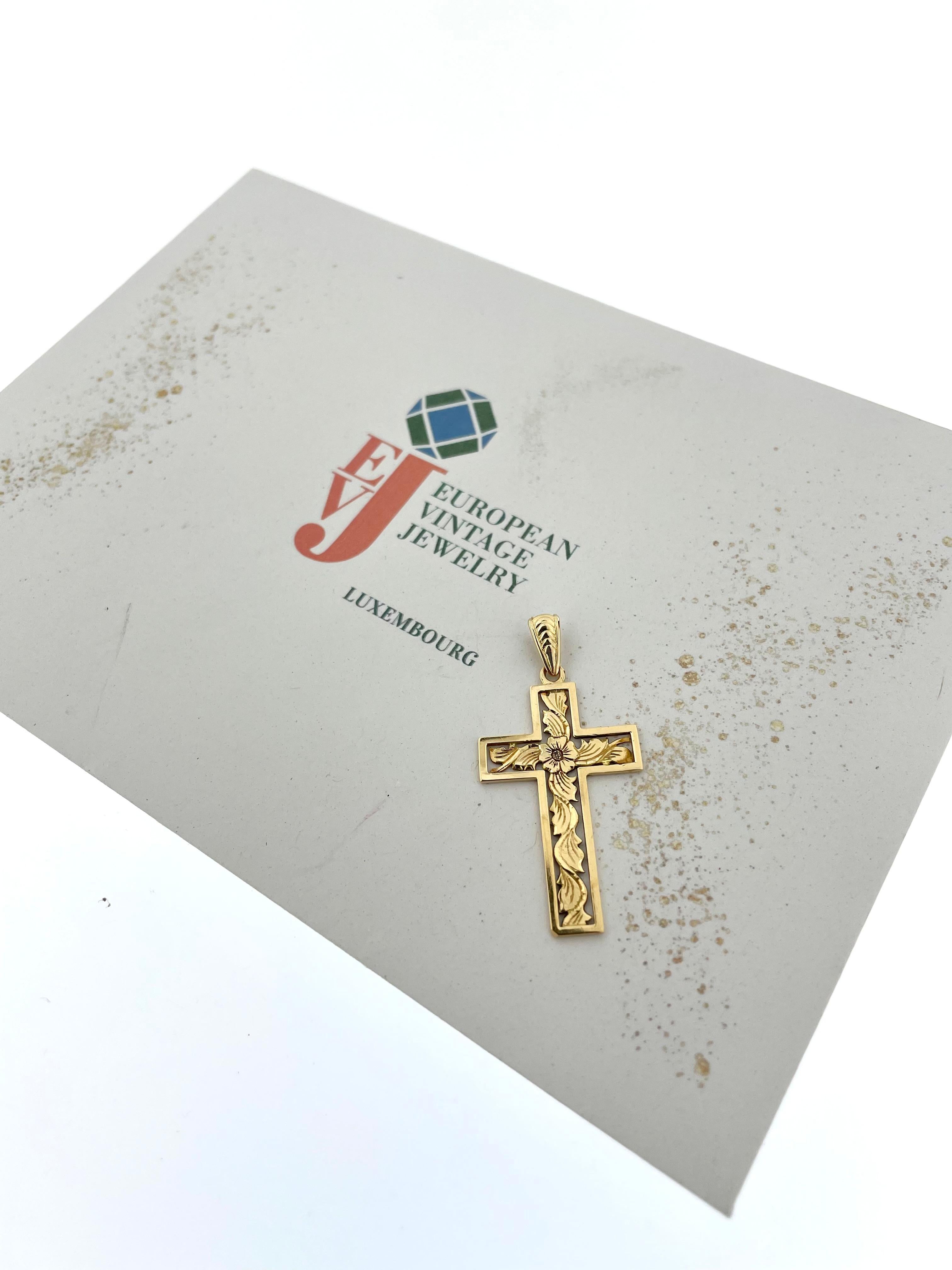 Croix en or jaune sculptée de fleurs et de feuilles en vente 2