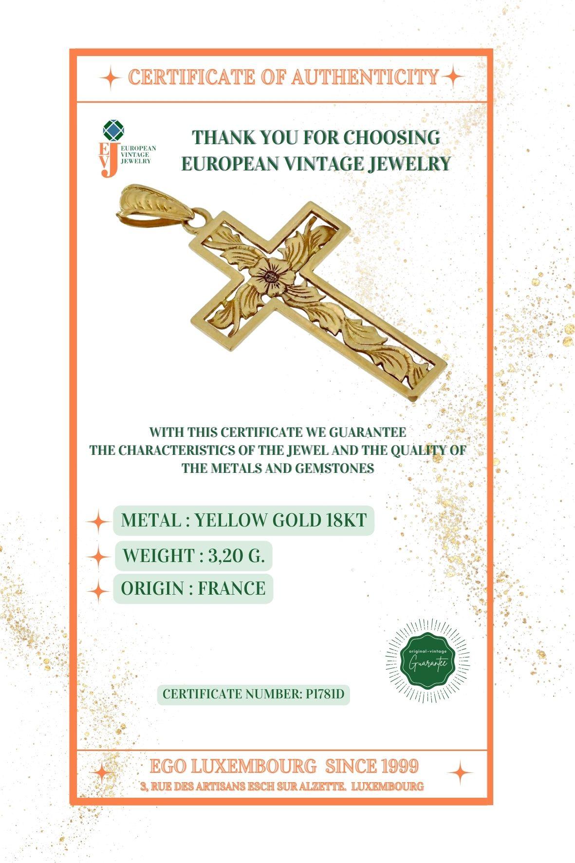 Croix en or jaune sculptée de fleurs et de feuilles en vente 3