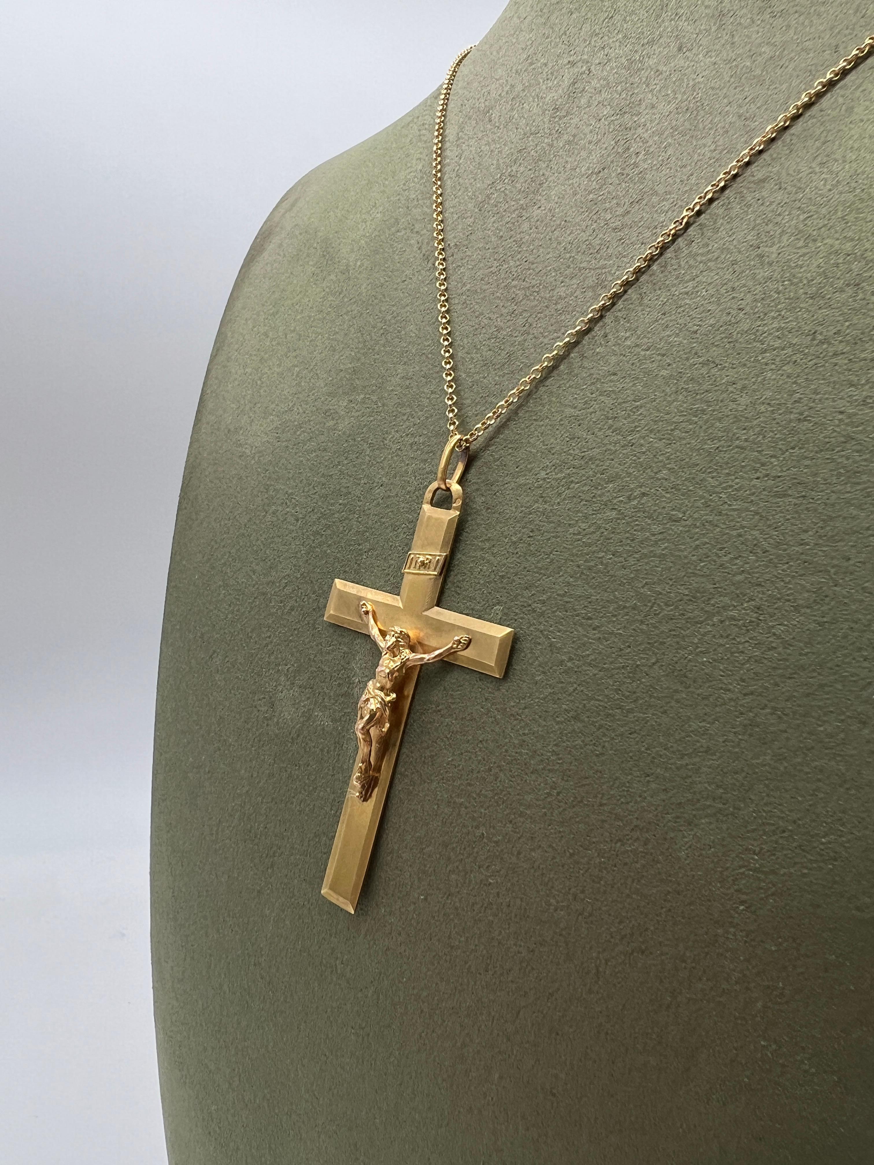 Pendentif croix en or jaune 18 carats

Ce crucifix en or jaune 18 carats est une pièce religieuse du début du XXe siècle, d'une belle prestance et d'un style sobre mais puissant. La figure du Christ en relief est finement travaillée, contrastant