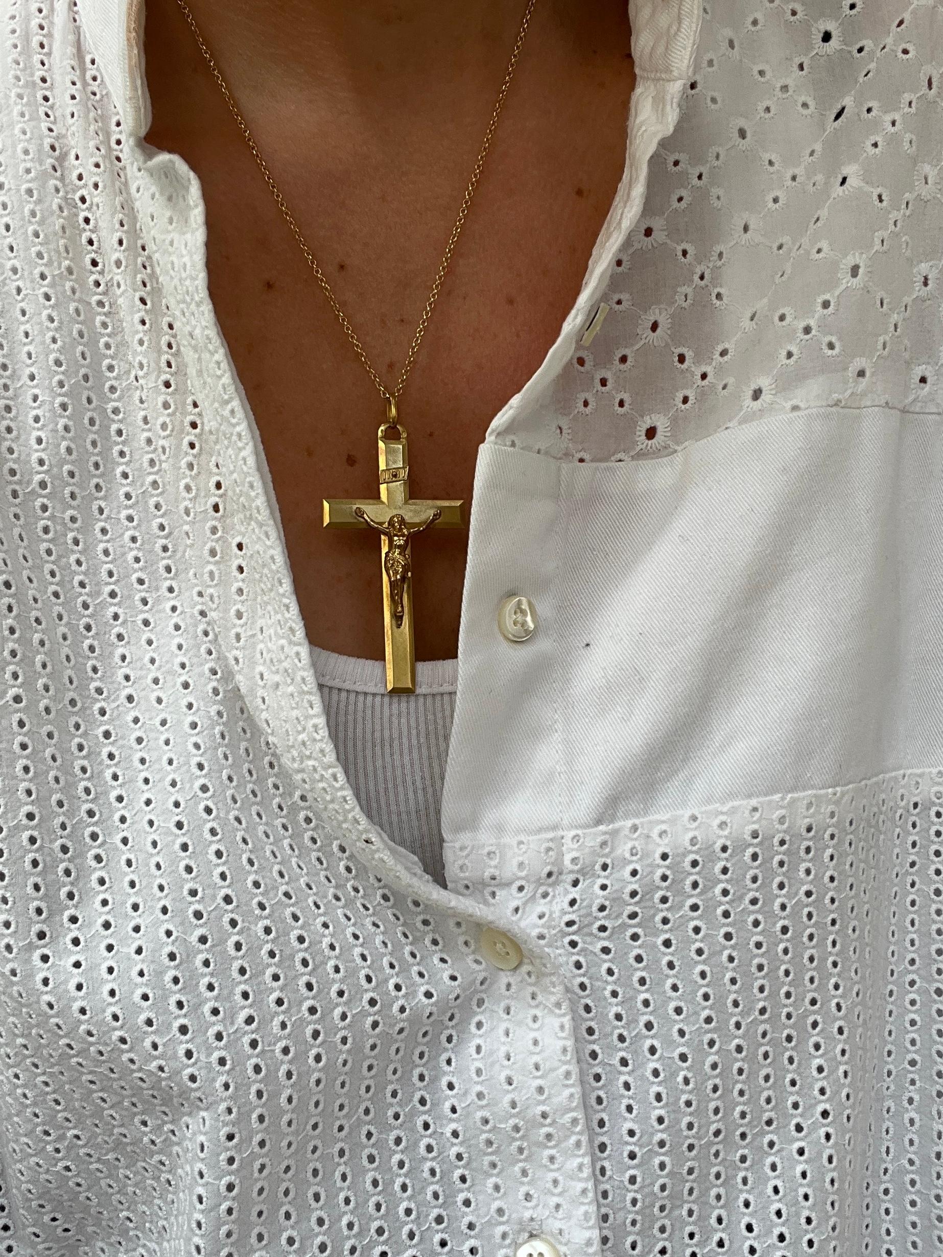 Pendentif croix en or jaune 18 carats en vente 2
