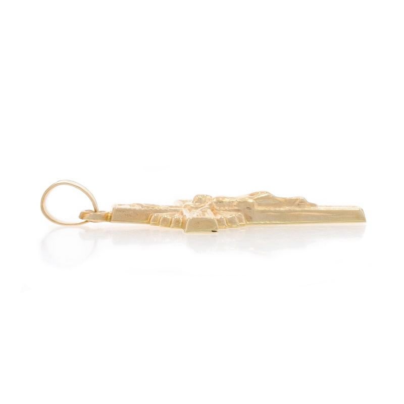 Gelbgold Kruzifix-Anhänger - 14k INRI Sunburst im Zustand „Hervorragend“ im Angebot in Greensboro, NC