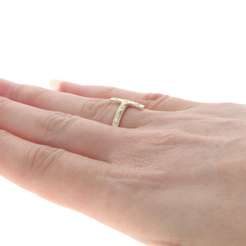 Bague d'affirmation Crucifix en or jaune 14 carats en vente 1